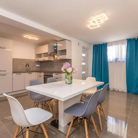 Jakov With A Pool זאדאר