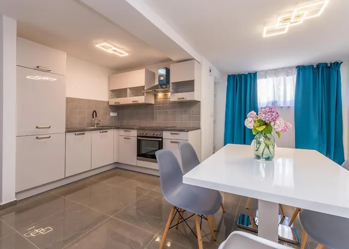 Apartamento Jakov With A Pool