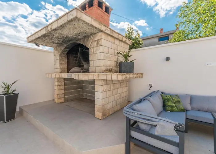 Apartamento Jakov With A Pool