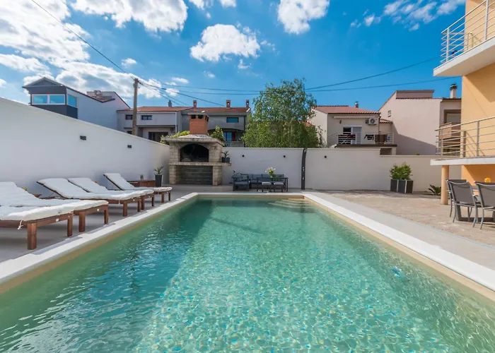 Apartamento Jakov With A Pool