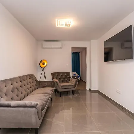 Apartamento Jakov With A Pool