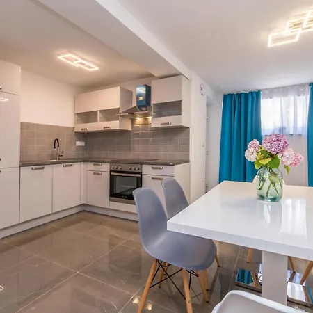 Apartamento Jakov With A Pool