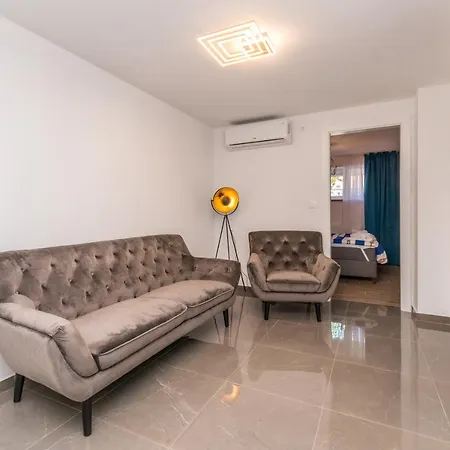 Apartman Jakov With Pool Zára