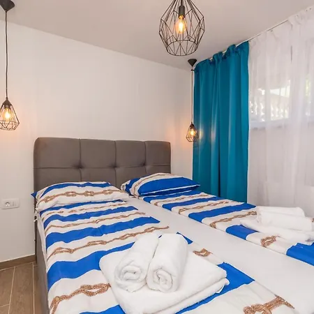 Jakov With A Pool Apartamento *