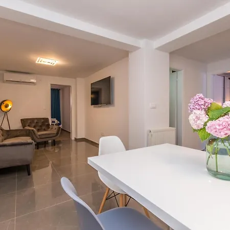 Jakov With A Pool Ζαντάρ