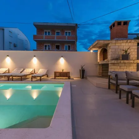 Jakov With A Pool Apartamento Zadar