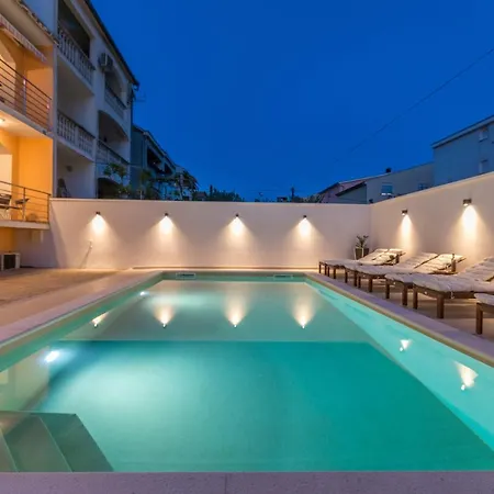 Jakov With A Pool * Ζαντάρ