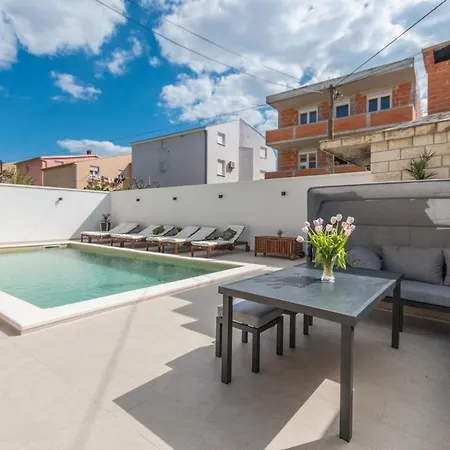 Appartamento Jakov With A Pool