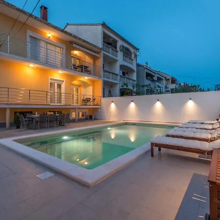 Apartamento Jakov With A Pool