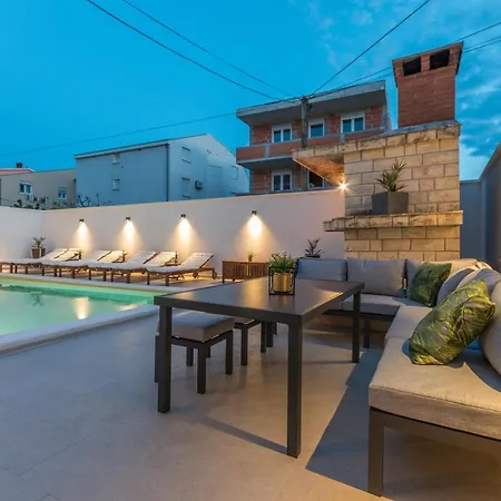 Apartamento Jakov With A Pool