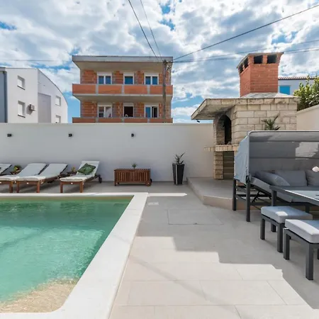 Jakov With A Pool * Ζαντάρ