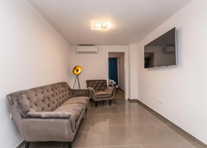 Appartement Jakov With A Pool