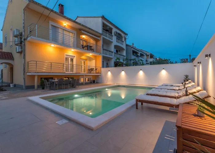 Appartement Jakov With A Pool