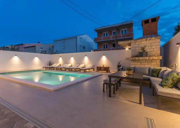 Appartement Jakov With A Pool