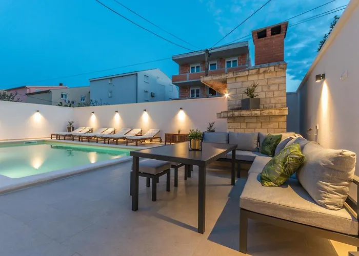 Appartement Jakov With A Pool